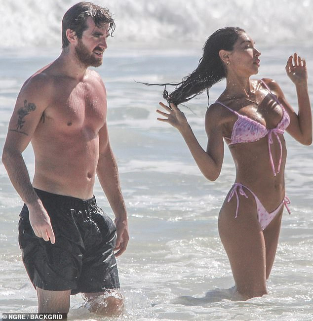 Hai mỹ nhân nóng bỏng của Hollywood 'đọ' dáng với bikini siêu bé ở biển ảnh 6