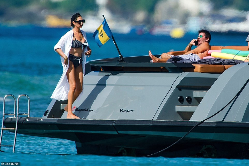 Bà xã của Simon Cowel mặc bikini phô dáng đẹp ngỡ ngàng ở tuổi U50 ảnh 4