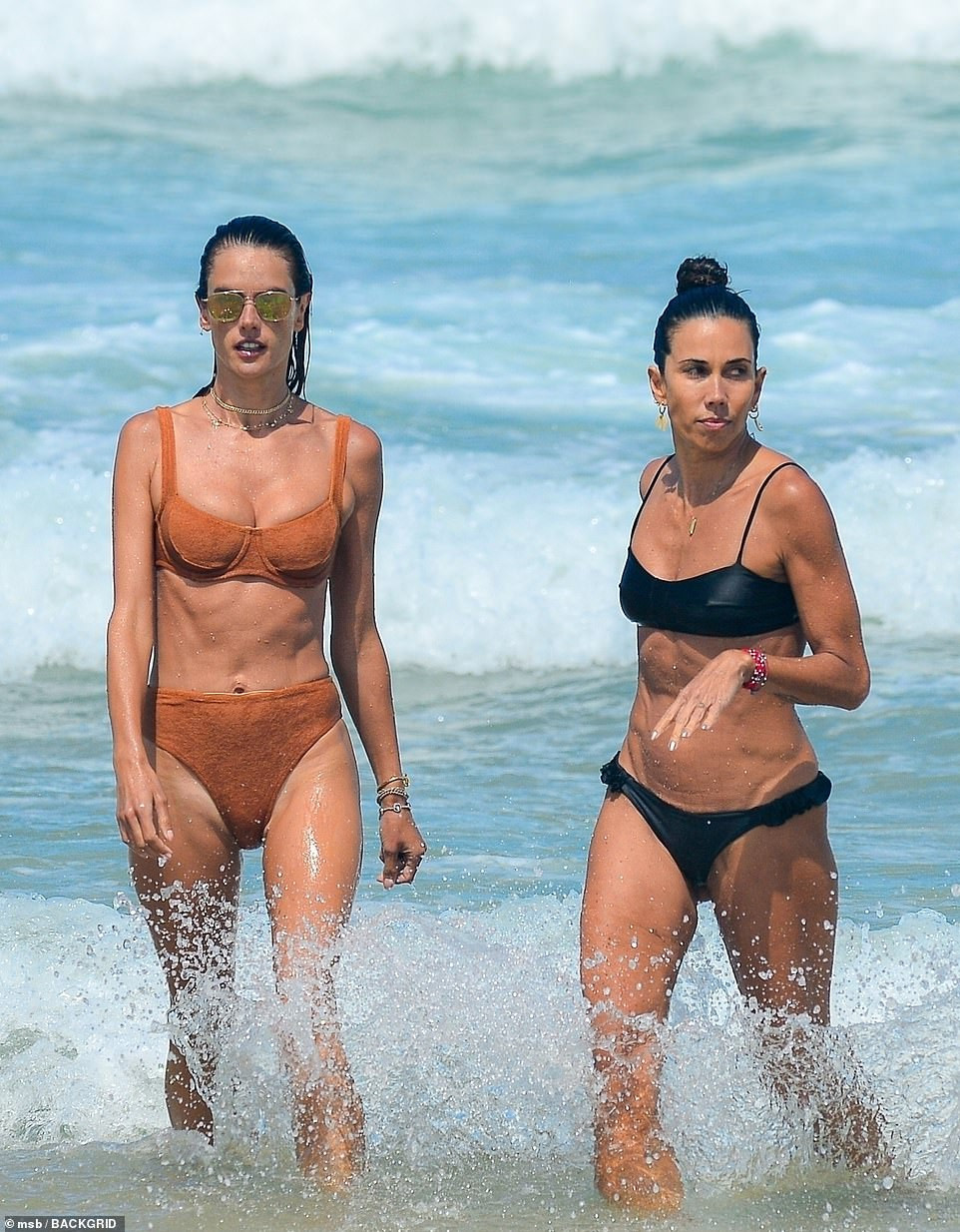 Siêu mẫu Alessandra Ambrosio khoe dáng đẹp như tạc tượng với bikini ảnh 2
