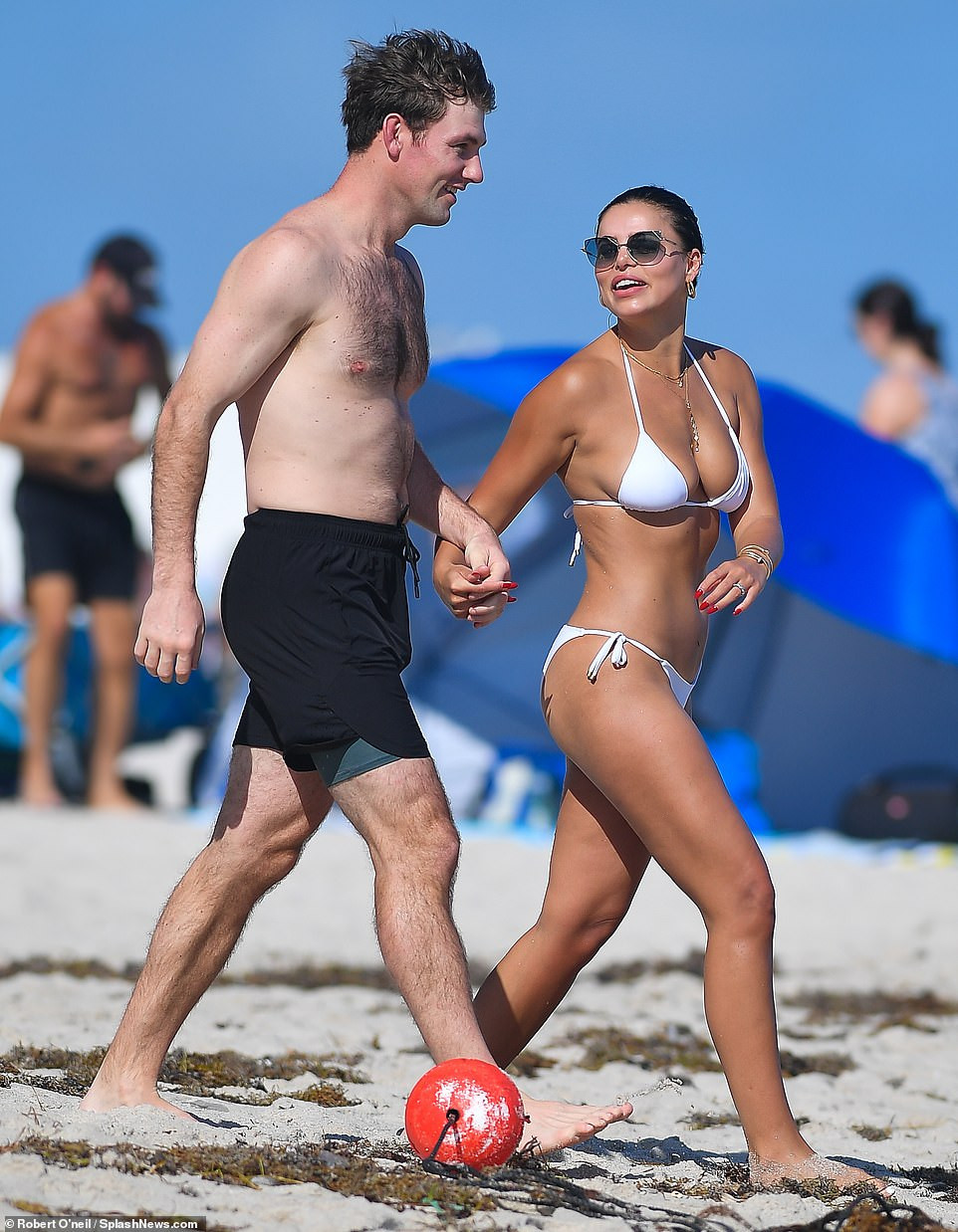 Mỹ nhân của tạp chí áo tắm danh tiếng Sports Illustrated 'bốc lửa' với bikini ở biển ảnh 6