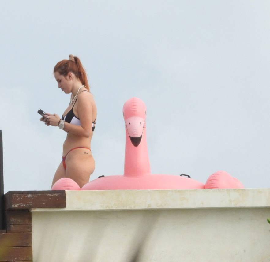 Bella Thorne mặc bikini nảy nở 'bốc lửa' khi đi biển với bạn trai ảnh 8