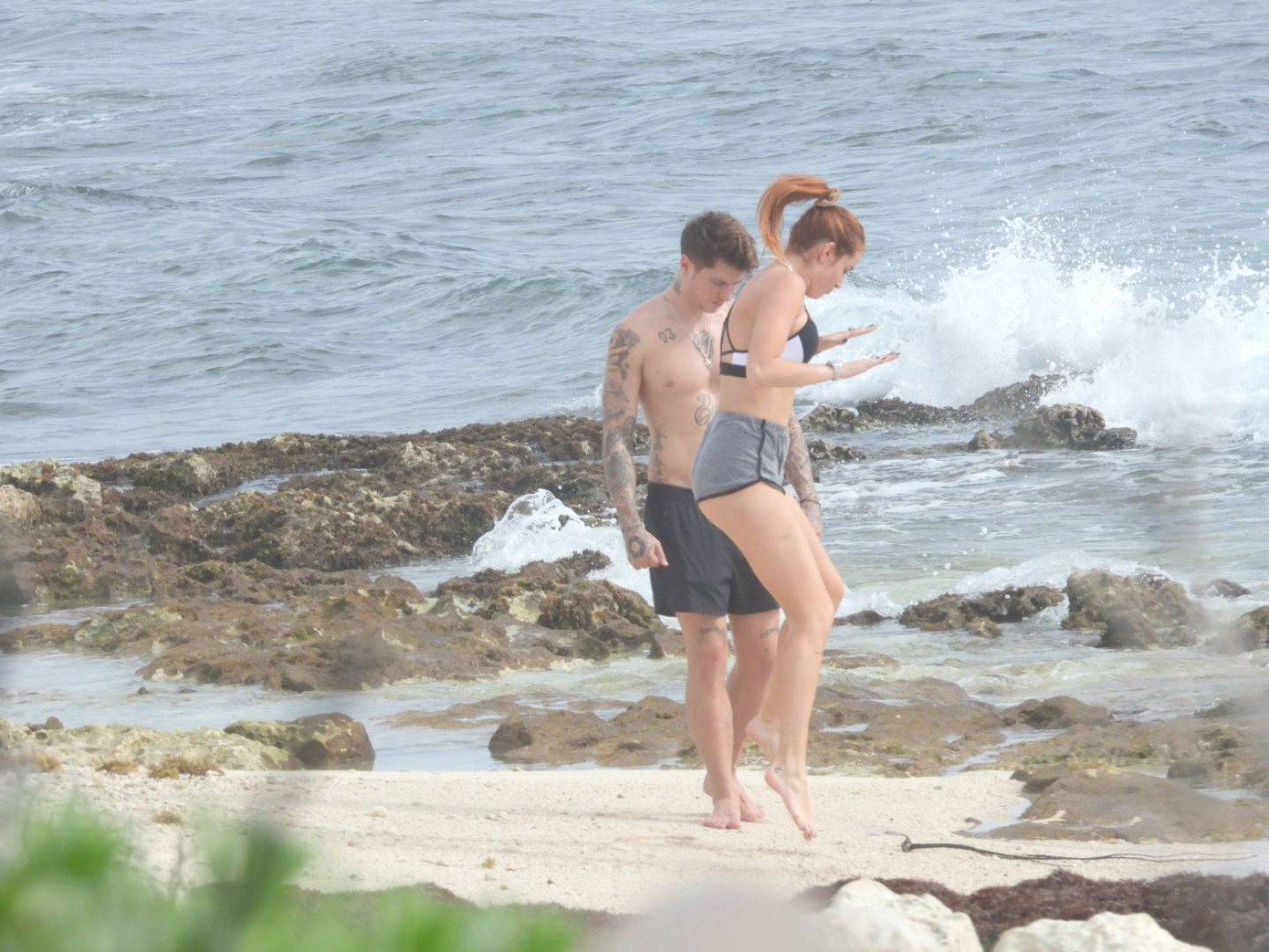 Bella Thorne mặc bikini nảy nở 'bốc lửa' khi đi biển với bạn trai ảnh 10