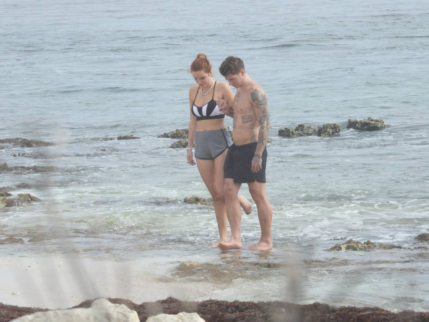 Bella Thorne mặc bikini nảy nở 'bốc lửa' khi đi biển với bạn trai ảnh 9