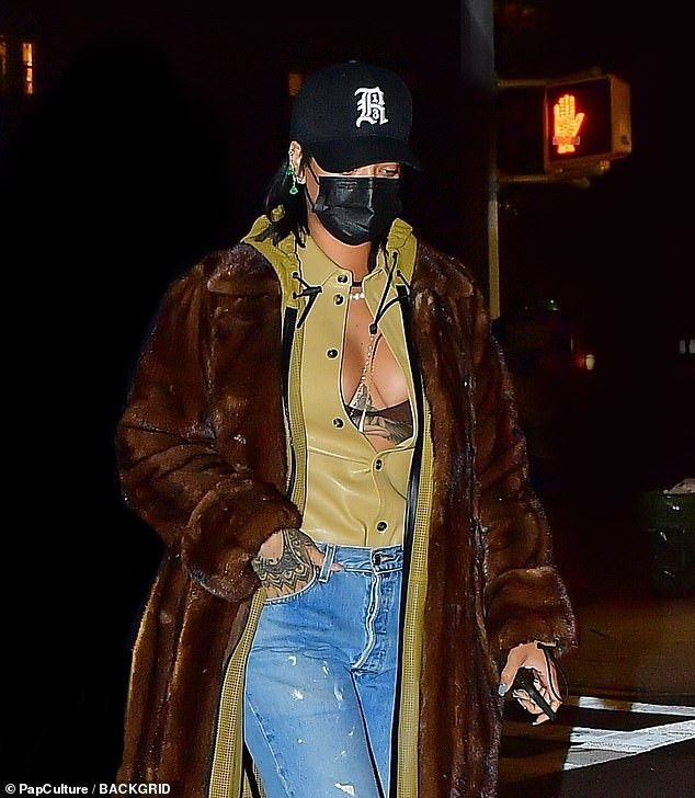 Rihanna diện mốt lộ nội y, khoe ngực táo bạo ảnh 2