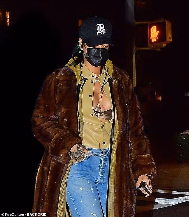 Rihanna diện mốt lộ nội y, khoe ngực táo bạo ảnh 2