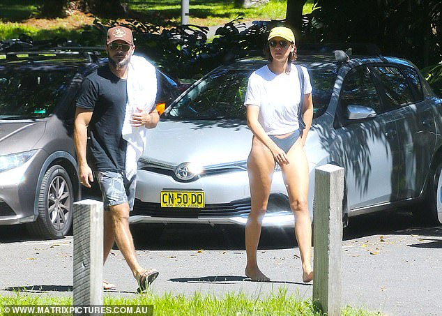 Zac Efron đưa bạn gái nóng bỏng đi biển ảnh 3