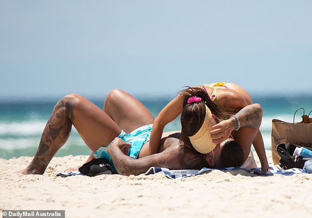 Kiki Morris nóng bỏng với bikini, vui đùa tình tứ bạn trai ở biển ảnh 6