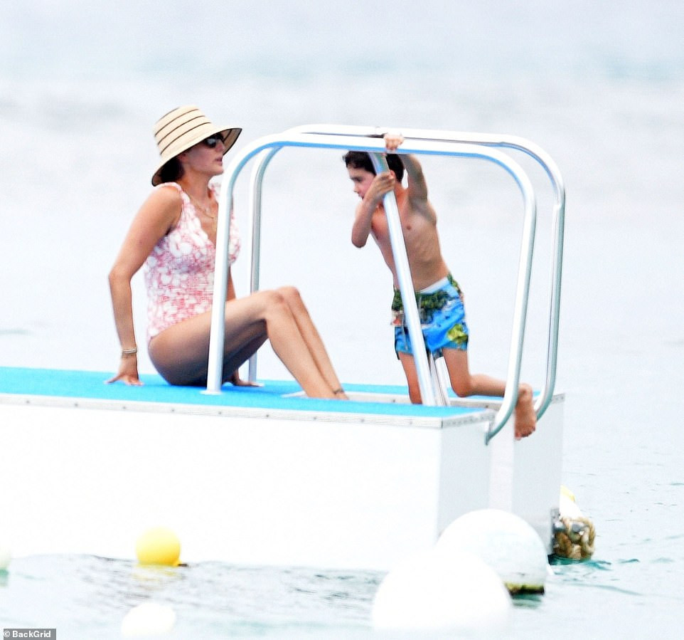 Vợ 'ông trùm giải trí' Simon Cowel tròn đầy nóng bỏng ở biển ảnh 5