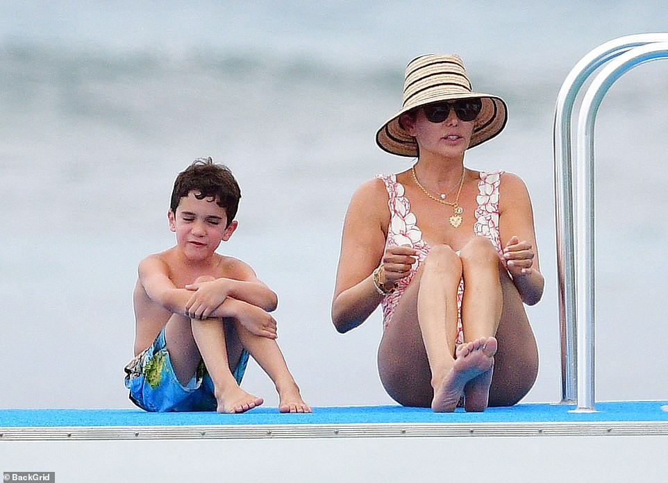 Vợ 'ông trùm giải trí' Simon Cowel tròn đầy nóng bỏng ở biển ảnh 7