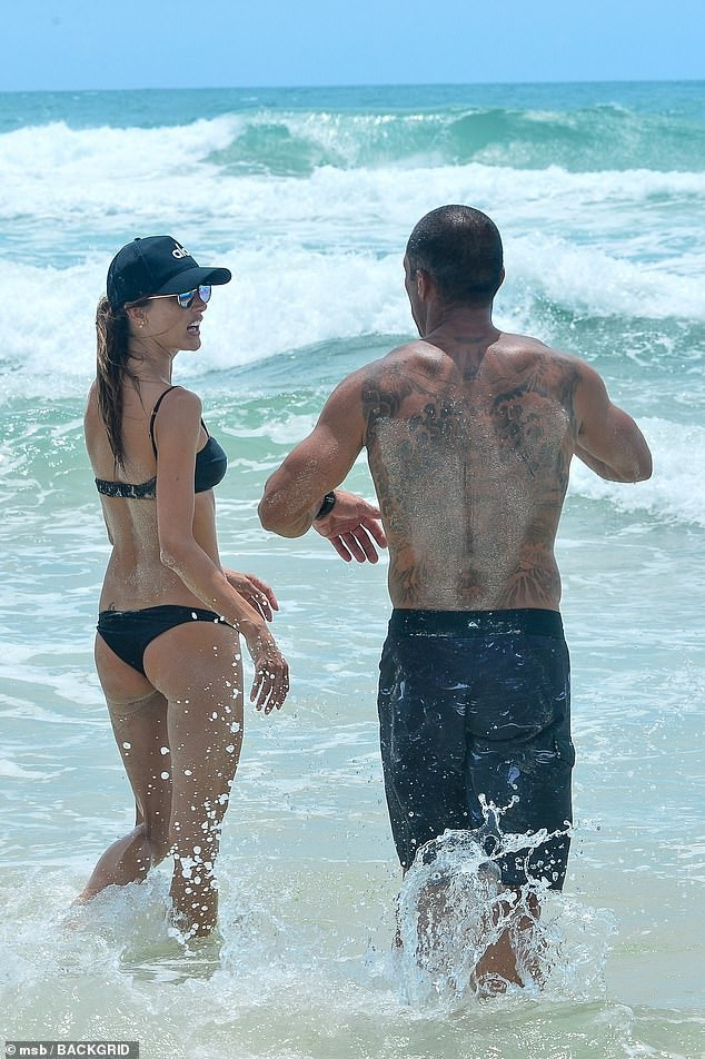 Alessandra Ambrosio đẹp như tạc tượng với bikini ở biển ảnh 7