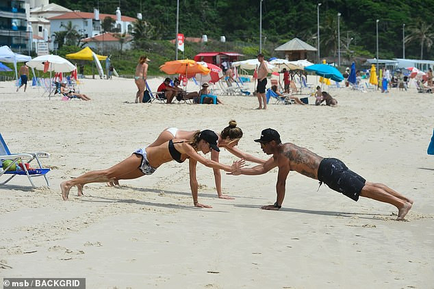 Alessandra Ambrosio đẹp như tạc tượng với bikini ở biển ảnh 3