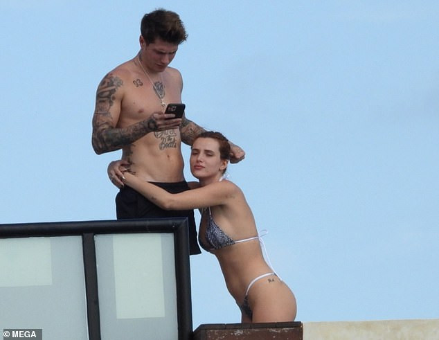 Bella Thorne mặc bikini nảy nở 'bốc lửa' khi đi biển với bạn trai ảnh 3