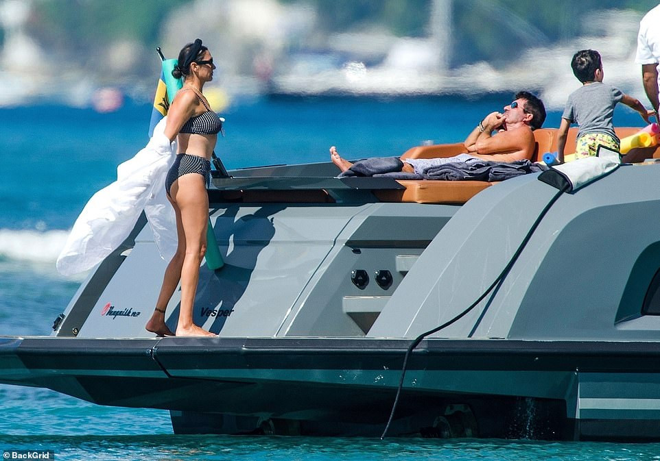 Bà xã của Simon Cowel mặc bikini phô dáng đẹp ngỡ ngàng ở tuổi U50 ảnh 6