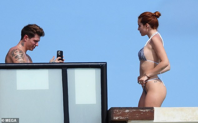 Bella Thorne mặc bikini nảy nở 'bốc lửa' khi đi biển với bạn trai ảnh 4