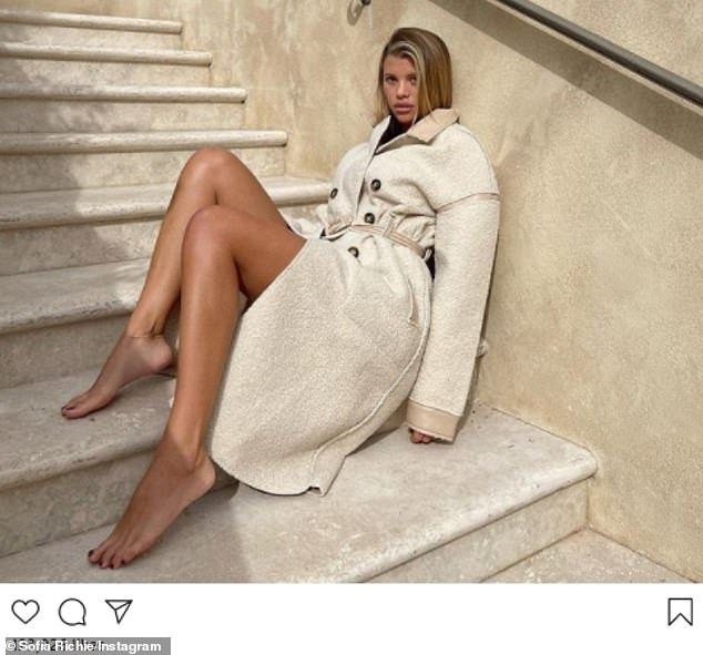 Sofia Richie khoe dáng gợi cảm bên bể bơi trong biệt thự 11 triệu USD ảnh 7