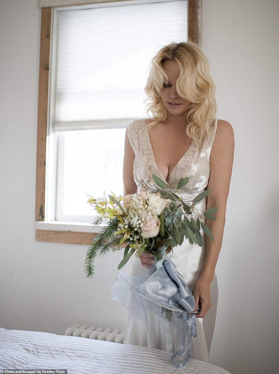 'Biểu tượng gợi cảm' Pamela Anderson kết hôn lần 6 ở tuổi 54 ảnh 8