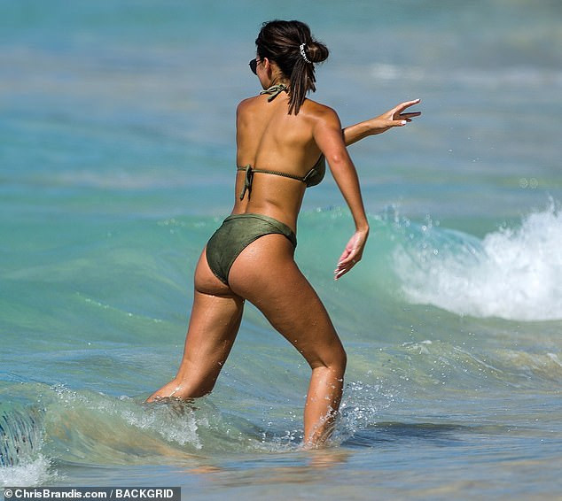 Montana Brown nóng bỏng gây 'chao đảo' ở biển ảnh 10