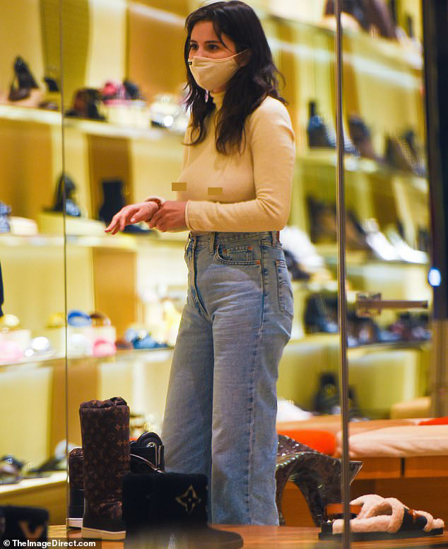 Selena Gomez mặc phong cách không nội y ra phố ảnh 2