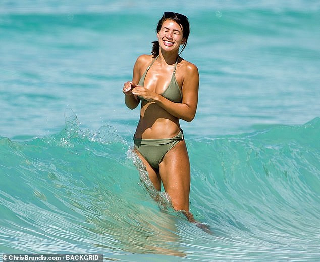 Montana Brown nóng bỏng gây 'chao đảo' ở biển ảnh 4