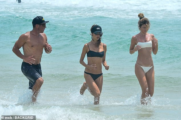 Alessandra Ambrosio đẹp như tạc tượng với bikini ở biển ảnh 4