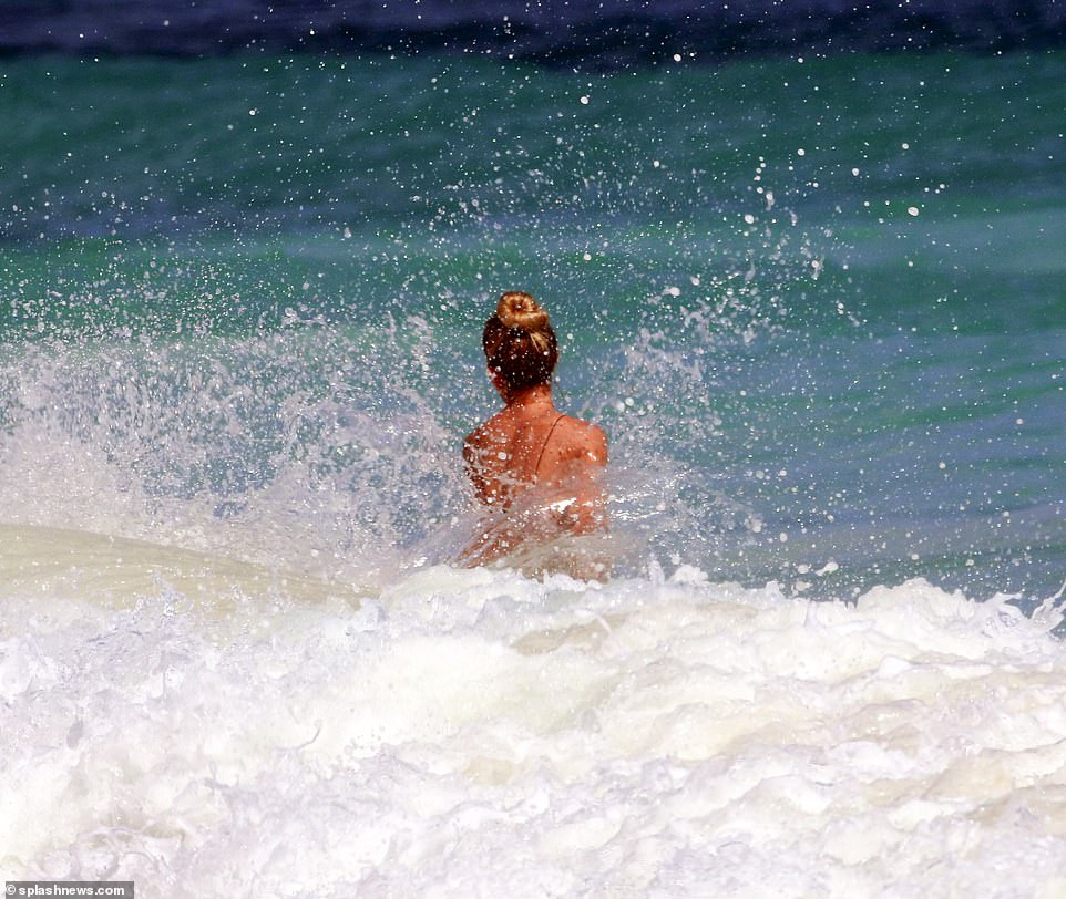 Chân dài 9x phô body tuyệt mỹ, đẹp như tạc tượng ở biển ảnh 5