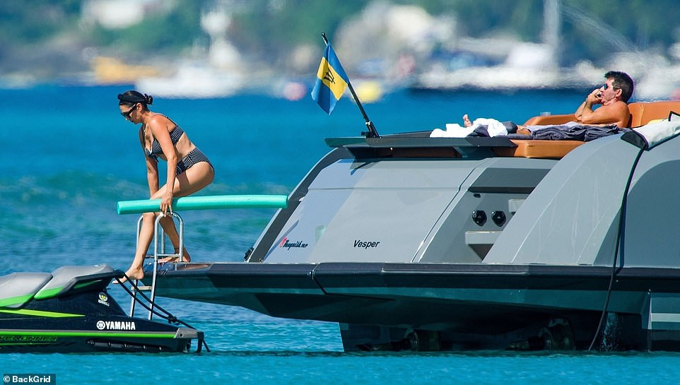 Bà xã của Simon Cowel mặc bikini phô dáng đẹp ngỡ ngàng ở tuổi U50 ảnh 5