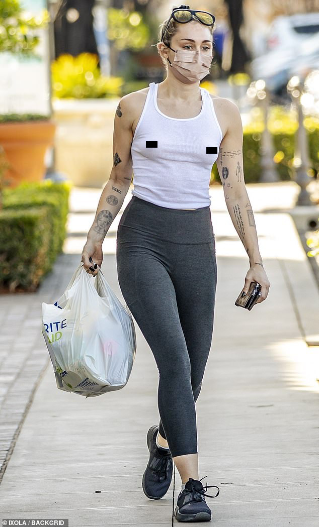 Miley Cyrus không nội y táo bạo ra phố ảnh 1