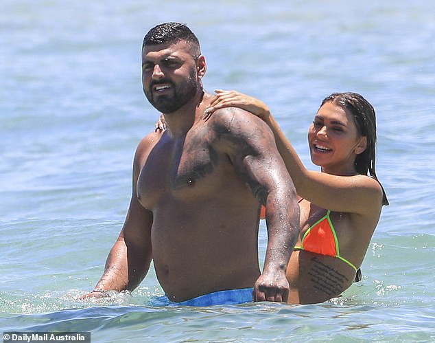 Kiki Morris nóng bỏng với bikini, vui đùa tình tứ bạn trai ở biển ảnh 2