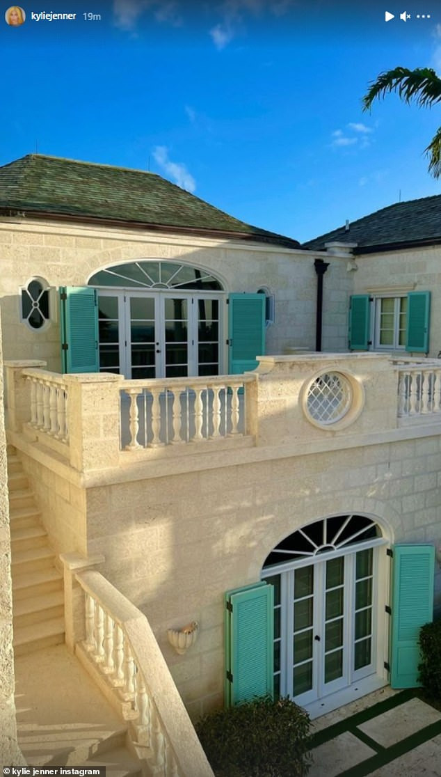 Tỷ phú Kylie Jenner khoe body 'bốc lửa' với áo xẻ ngực, 'check-in' ở villa có giá 32.500 USD/đêm ảnh 6