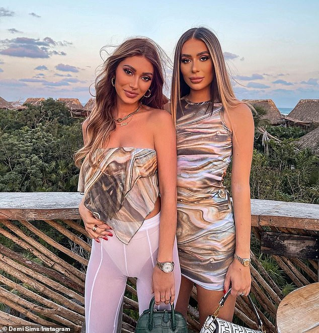 Loạt ảnh 'tình bể bình' của cặp sao truyền hình sau công khai yêu đồng giới ảnh 2