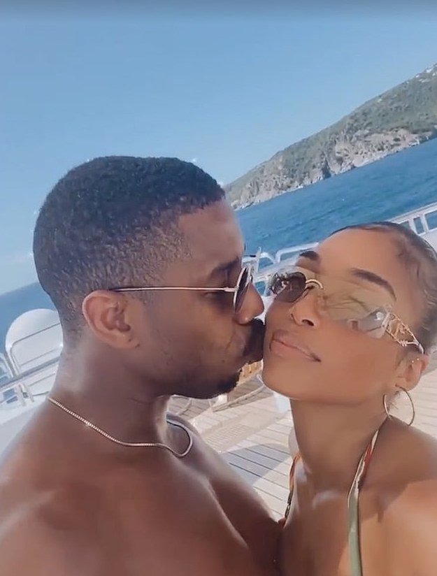 'Người đàn ông quyến rũ nhất hành tinh' âu yếm bạn gái nóng bỏng ở biển ảnh 2