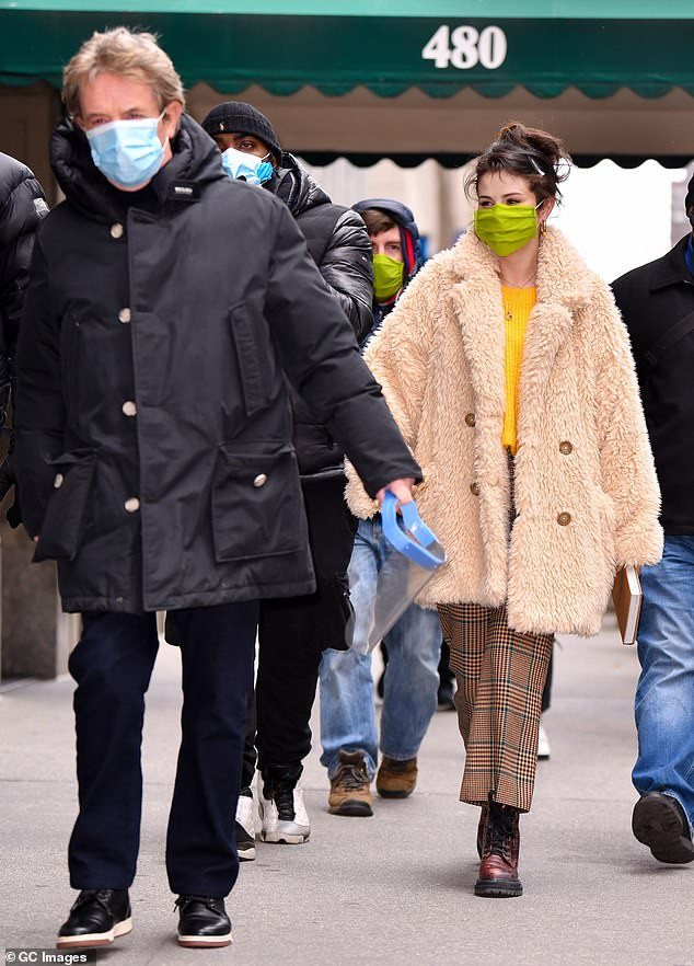 Selena Gomez mặc phong cách không nội y ra phố ảnh 3