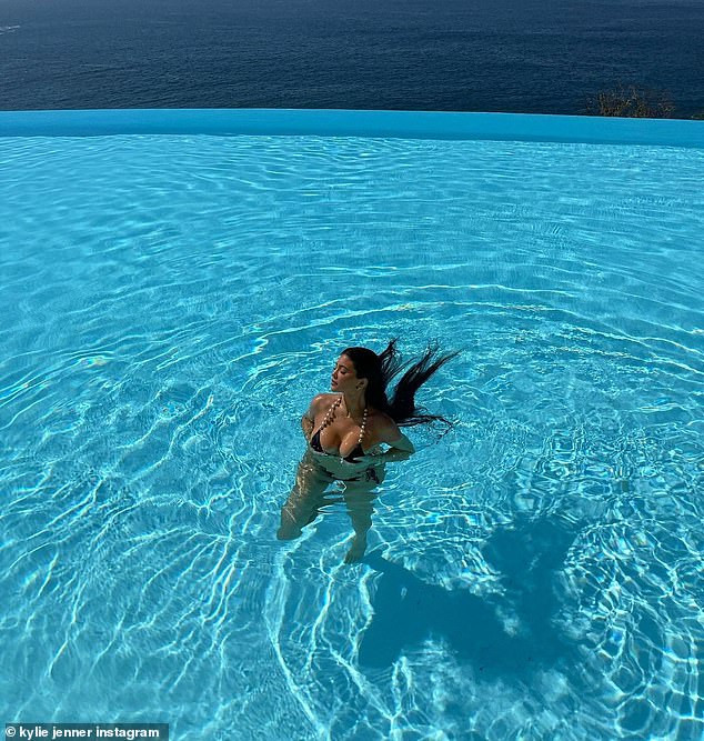 Nữ tỷ phú Kylie Jenner 'đốt cháy' mạng xã hội với ảnh bikini ảnh 2