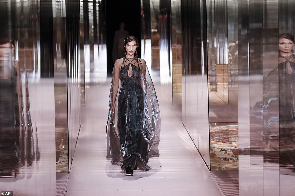 Siêu mẫu đắt giá Bella Hadid mặc xuyên thấu trình diễn thời trang ảnh 3