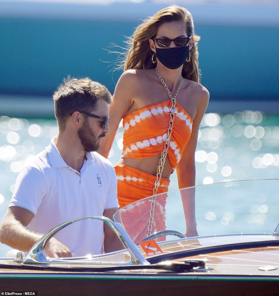 Cựu 'thiên thần nội y' khoe body săn chắc như tạc tượng đáng kinh ngạc ở biển ảnh 8