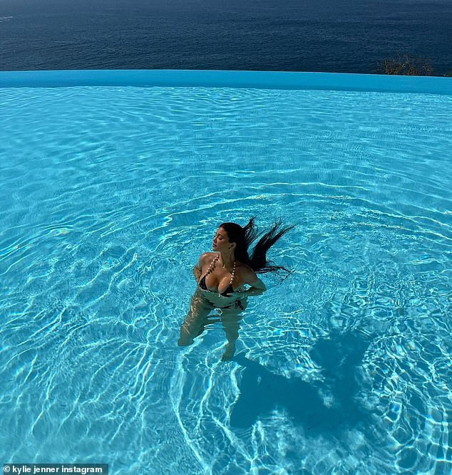 Nữ tỷ phú Kylie Jenner liên tục tung ảnh nóng 'bỏng mắt' ở resort 150 triệu đồng/đêm ảnh 6
