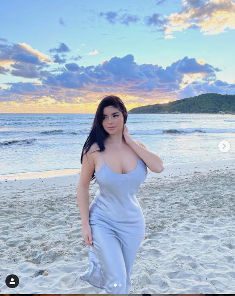 Mẫu nội y 9x Demi Rose khoe ba vòng đẹp ngất ngây dưới ánh hoàng hôn ảnh 1