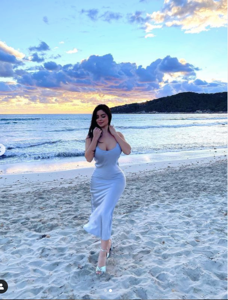 Mẫu nội y 9x Demi Rose khoe ba vòng đẹp ngất ngây dưới ánh hoàng hôn ảnh 2