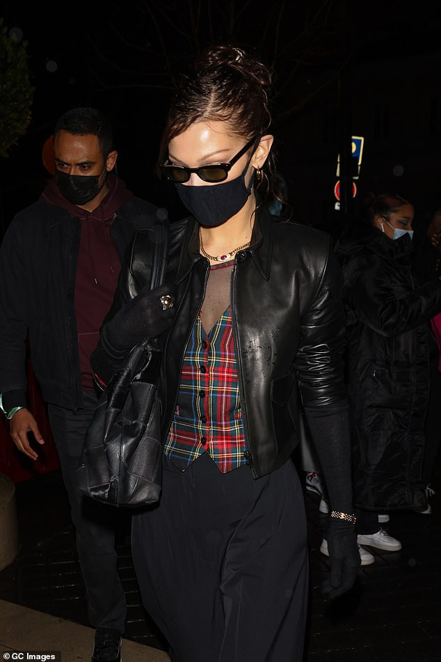 Siêu mẫu đắt giá Bella Hadid mặc xuyên thấu trình diễn thời trang ảnh 7