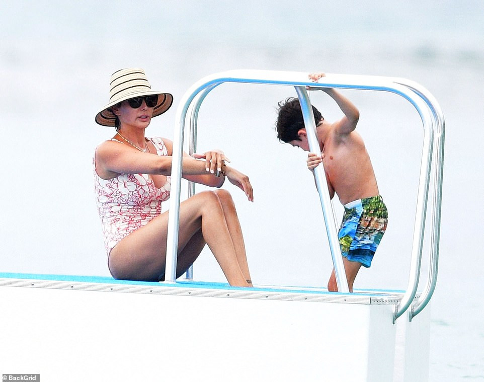 Vợ 'ông trùm giải trí' Simon Cowel tròn đầy nóng bỏng ở biển ảnh 4