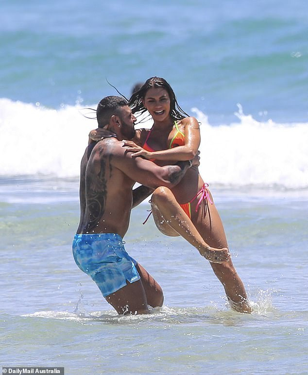 Kiki Morris nóng bỏng với bikini, vui đùa tình tứ bạn trai ở biển ảnh 4