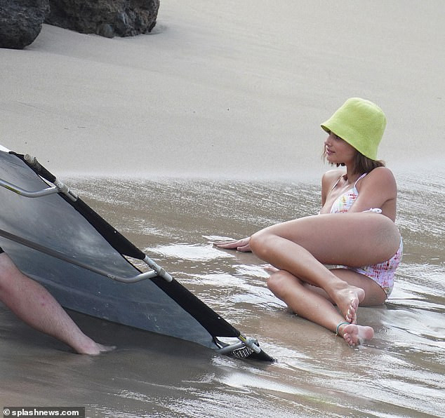 'Thiên thần nội y' Taylor Hill đẹp như mộng trên biển không thể rời mắt ảnh 6