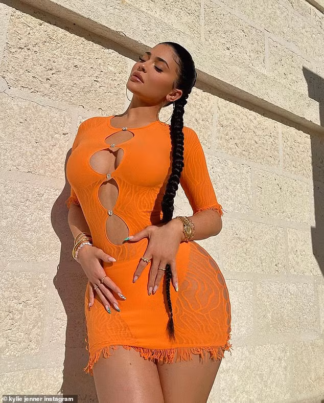 Tỷ phú Kylie Jenner khoe body 'bốc lửa' với áo xẻ ngực, 'check-in' ở villa có giá 32.500 USD/đêm ảnh 1