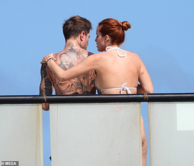 Bella Thorne mặc bikini nảy nở 'bốc lửa' khi đi biển với bạn trai ảnh 5