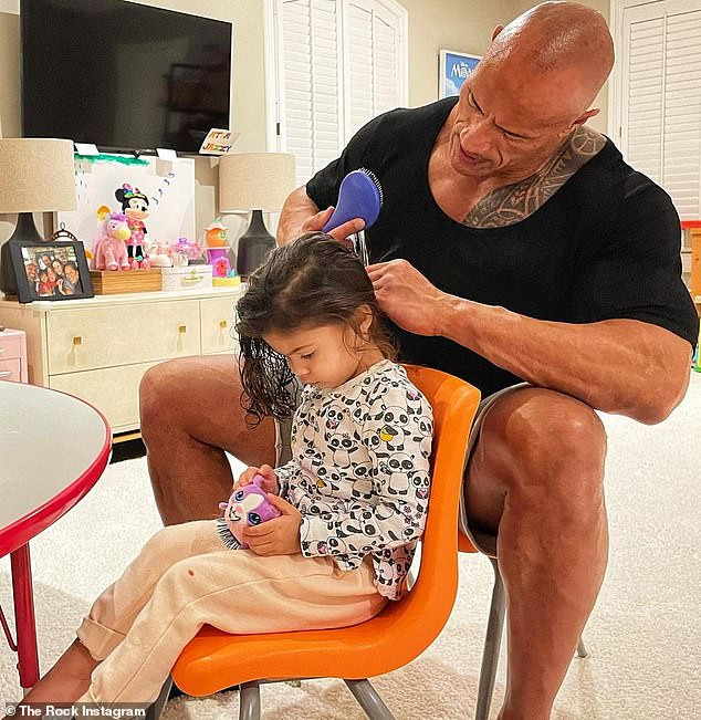 The Rock nhẹ nhàng chải tóc cho con gái gây 'bão' mạng xã hội ảnh 1