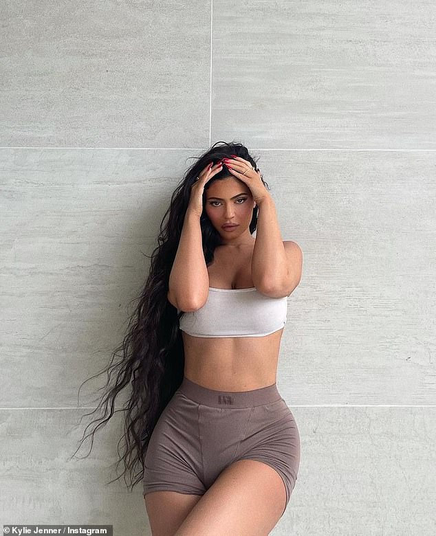 Nữ tỷ phú Kylie Jenner lại gây 'bão' khi khoe body đồng hồ cát, đẹp như tạc tượng ảnh 1