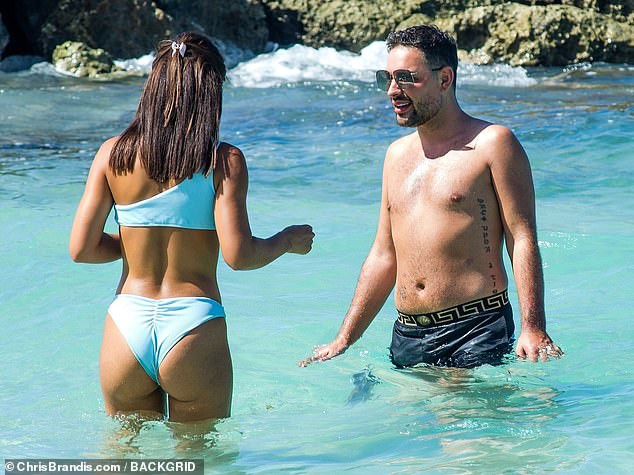 Sao truyền hình 9x Montana Brown 'đốt mắt' cánh mày râu với áo tắm ở biển ảnh 3