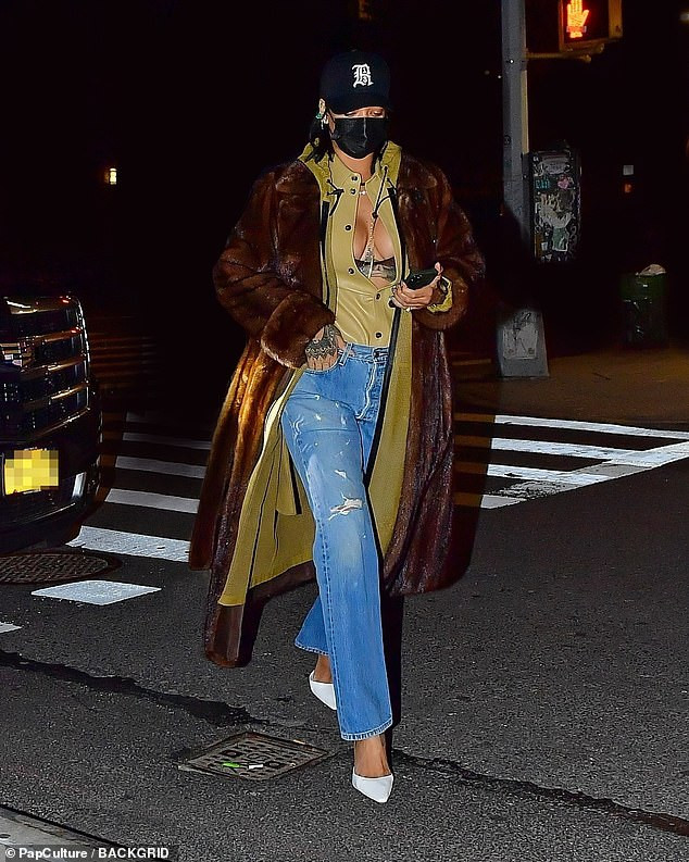 Rihanna diện mốt lộ nội y, khoe ngực táo bạo ảnh 1