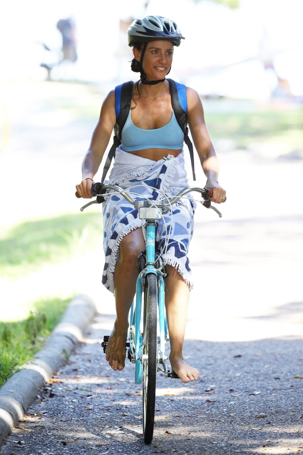 Hoa hậu hoàn vũ Úc Rachael Finch mặc bikini đạp xe, dáng đẹp như tạc tượng ảnh 6