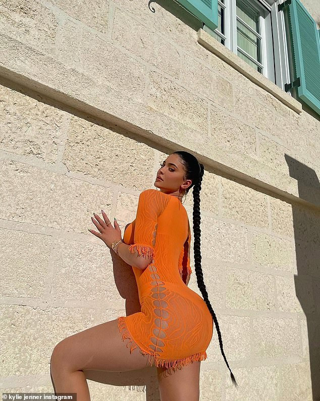 Tỷ phú Kylie Jenner khoe body 'bốc lửa' với áo xẻ ngực, 'check-in' ở villa có giá 32.500 USD/đêm ảnh 2